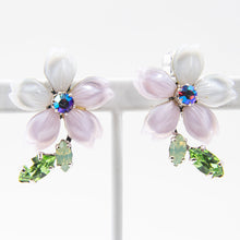 Load image into Gallery viewer, 高級ボヘミアングラスとスワロフスキークリスタルがきらめく桜イヤリング
