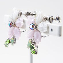 Load image into Gallery viewer, 高級ボヘミアングラスとスワロフスキークリスタルがきらめく桜イヤリング