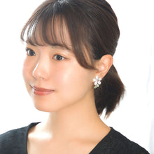 Load image into Gallery viewer, 高級ボヘミアングラスとスワロフスキークリスタルがきらめく桜イヤリング