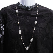 画像をギャラリービューアに読み込む, 花モチーフのカッティングが美しいクォーツのロングネックレス
