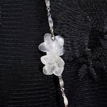 画像をギャラリービューアに読み込む, 花モチーフのカッティングが美しいクォーツのロングネックレス