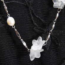 画像をギャラリービューアに読み込む, 花モチーフのカッティングが美しいクォーツのロングネックレス