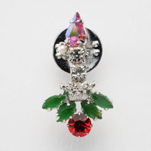 画像をギャラリービューアに読み込む, ヒイラギの上に置かれたろうそくをイメージしたビジューバッジ