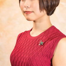 画像をギャラリービューアに読み込む, ヒイラギの上に置かれたろうそくをイメージしたビジューバッジ