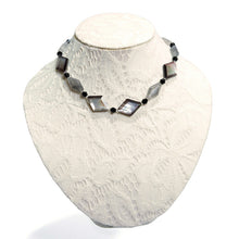 画像をギャラリービューアに読み込む, 黒蝶貝、クラウディアゲート、ブラックアゲートを組み合わせたショートネックレス