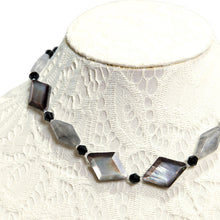 画像をギャラリービューアに読み込む, 黒蝶貝、クラウディアゲート、ブラックアゲートを組み合わせたショートネックレス