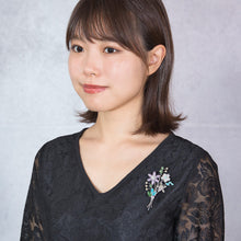 画像をギャラリービューアに読み込む, スワロフスキークリスタルと上質なボヘミアングラスをあしらったフラワーブーケのブローチ