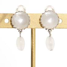 Load image into Gallery viewer, ムーンストーンの優しい光沢が美しい天然石イヤリング
