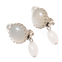 Load image into Gallery viewer, ムーンストーンの優しい光沢が美しい天然石イヤリング