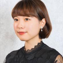 Load image into Gallery viewer, ムーンストーンの優しい光沢が美しい天然石イヤリング