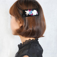 画像をギャラリービューアに読み込む, 白蝶貝、上質なボヘミアングラス、スワロフスキークリスタル、淡水パールを贅沢にあしらった、ラグジュアリーなデザインのバレッタ