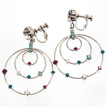 Load image into Gallery viewer, 色とりどりのラインストーンを散りばめたフープイヤリング
