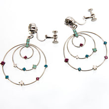 Load image into Gallery viewer, 色とりどりのラインストーンを散りばめたフープイヤリング
