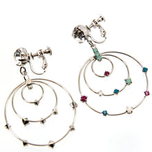Load image into Gallery viewer, 色とりどりのラインストーンを散りばめたフープイヤリング