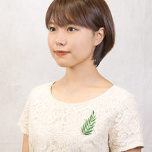 画像をギャラリービューアに読み込む, ブローチ 七宝グリーン葉 150073 メール便