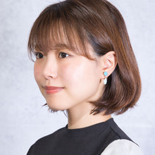 Load image into Gallery viewer, 淡い水色のアマゾナイトとスワロフスキークリスタルの組み合わせが上品なイヤリング