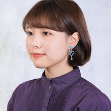 Load image into Gallery viewer, 淡い水色のアクアマリンとスワロフスキークリスタルの組み合わせが上品なイヤリング