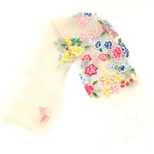 Load image into Gallery viewer, スカーフ シルク ホワイト レッド ブルー イエロー 薔薇 刺繍 150138