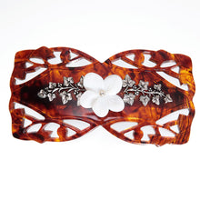 画像をギャラリービューアに読み込む, フラワーモチーフの白蝶貝の上品な光沢が美しいバレッタ