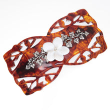 画像をギャラリービューアに読み込む, フラワーモチーフの白蝶貝の上品な光沢が美しいバレッタ