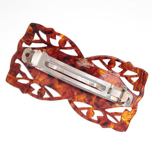 画像をギャラリービューアに読み込む, フラワーモチーフの白蝶貝の上品な光沢が美しいバレッタ