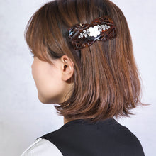 画像をギャラリービューアに読み込む, フラワーモチーフの白蝶貝の上品な光沢が美しいバレッタ