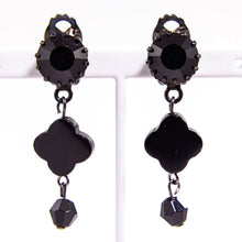 Load image into Gallery viewer, オーストリア製の台座のラインストーンとブラックアゲートを組み合わせた、イマックデザイナーによるオリジナルイヤリングです