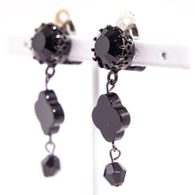 Load image into Gallery viewer, オーストリア製の台座のラインストーンとブラックアゲートを組み合わせた、イマックデザイナーによるオリジナルイヤリングです