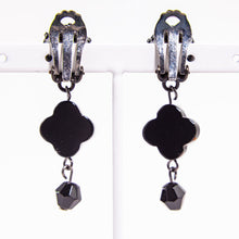 Load image into Gallery viewer, オーストリア製の台座のラインストーンとブラックアゲートを組み合わせた、イマックデザイナーによるオリジナルイヤリングです