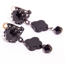 Load image into Gallery viewer, オーストリア製の台座のラインストーンとブラックアゲートを組み合わせた、イマックデザイナーによるオリジナルイヤリングです