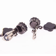 Load image into Gallery viewer, オーストリア製の台座のラインストーンとブラックアゲートを組み合わせた、イマックデザイナーによるオリジナルイヤリングです