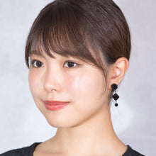 Load image into Gallery viewer, オーストリア製の台座のラインストーンとブラックアゲートを組み合わせた、イマックデザイナーによるオリジナルイヤリングです