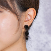 Load image into Gallery viewer, オーストリア製の台座のラインストーンとブラックアゲートを組み合わせた、イマックデザイナーによるオリジナルイヤリングです