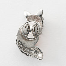 画像をギャラリービューアに読み込む, きつねモチーフのバッジ