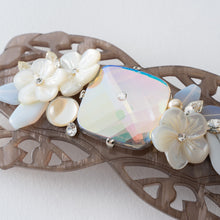 画像をギャラリービューアに読み込む, バレッタ 白蝶貝 ボヘミアングラス ホワイト グレー フラワー 150757