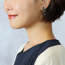 画像をギャラリービューアに読み込む, ファセットカットが美しい黒蝶貝のイヤリング