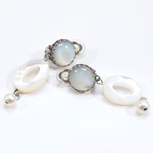 画像をギャラリービューアに読み込む, 上品な光沢が美しい白蝶貝のイヤリング