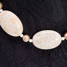 画像をギャラリービューアに読み込む, ネックレス コーラルフォッシル マーブル 淡水パール ショート 150875