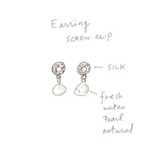 画像をギャラリービューアに読み込む, 優しいピンクの淡水パールとスワロフスキークリスタルの組み合わせが上品なイヤリング