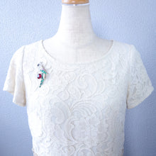 画像をギャラリービューアに読み込む, おうむモチーフのビジューブローチ