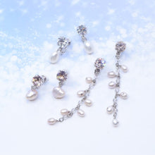 画像をギャラリービューアに読み込む, 優しい光沢の淡水パールとスワロフスキークリスタルの組み合わせが上品なイヤリング