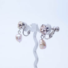 画像をギャラリービューアに読み込む, 優しいピンクの淡水パールとスワロフスキークリスタルの組み合わせが上品なイヤリング