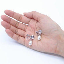 画像をギャラリービューアに読み込む, 優しい光沢の淡水パールとスワロフスキークリスタルの組み合わせが上品なイヤリング