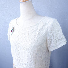 画像をギャラリービューアに読み込む, おうむモチーフのビジューブローチ