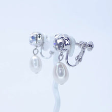 画像をギャラリービューアに読み込む, 優しい光沢の淡水パールとスワロフスキークリスタルの組み合わせが上品なイヤリング