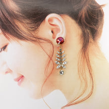 Load image into Gallery viewer, 大粒のピンクとクリアカラーの組み合わせが華やかなイヤリング