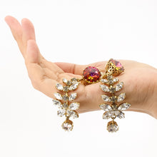 Load image into Gallery viewer, 大粒のピンクとクリアカラーの組み合わせが華やかなイヤリング