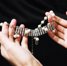 画像をギャラリービューアに読み込む, スワロフスキークリスタルのきらめきとパールの輝きが美しいチョーカー