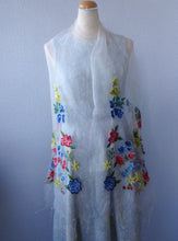 Load image into Gallery viewer, スカーフ シルク ホワイト レッド ブルー イエロー 薔薇 刺繍 150138