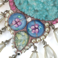 画像をギャラリービューアに読み込む, ブローチ ボヘミアングラス パール ブルー ピンク ホワイト ハンギング 059670

